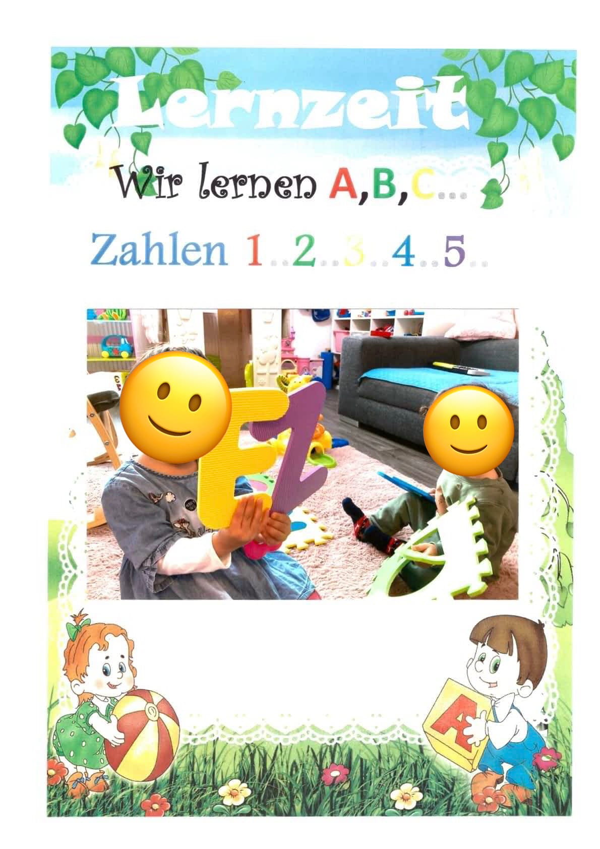 Kind spielt mit bunten Bausteinen mit Zahlen und Buchstaben